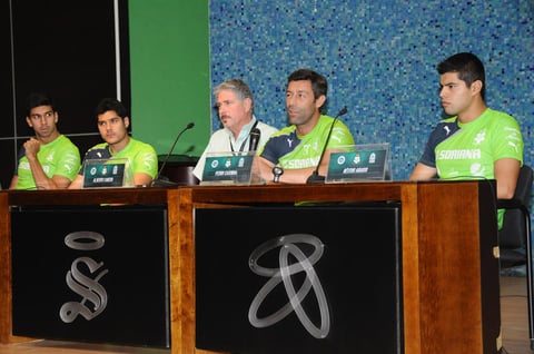 El vicepresidente del club Alberto Canedo dio la bienvenida a los nuevos santistas.