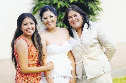 LA FESTEJADA  junto a su mamá Sra. Rosa Velia Martínez Salas y su hermana Rosy Dávila Martínez, organizadoras del bonito evento.