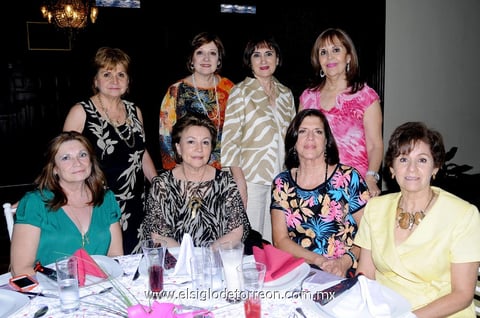 Ernestina,  Silvia, Tere, Toñita, Cristy, Chacha, Sofía y Cory.