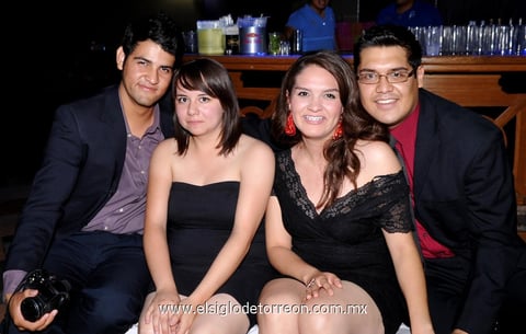EN PAREJAS.  Edson Pacheco, Jennifer Favila, Mariana Aguilera y Jesús Salas.
