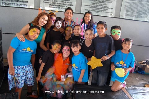 Grupo de teatro del Super Compu Campo con algunos de los pequeños participantes.