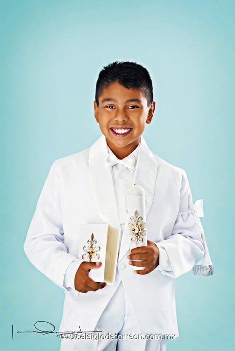 AMIR  Matías Martínez Moreno con mucha felicidad recibió su Primera Comunión el día 19 de mayo de 2013, en la Iglesia del Espíritu Santo, de la ciudad de Gómez Palacio, Dgo. Lo acompañaron su mamá,  Sra. Miriam Moreno Trejo; su hermanito, Flavio César Martínez Moreno y su abuelita María de Jesús Trejo Rodríguez.- Laura Grageda Fotografía