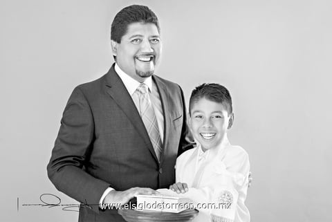 Amir Matías Martínez Moreno muy feliz y emocionado el día de su Primera Comunión, lo acompaña su padrino Ing. Luis Gerardo Flores Espino.- Laura Grageda Fotografía
