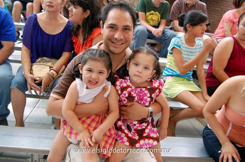 MIGUEL áNGEL,  Andrea y Aranza.