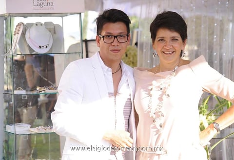 Pineda Damián  y la diseñadora Flora María.