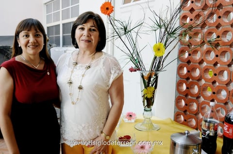 Ana Luisa De Sánchez  y Clelia Hernández.