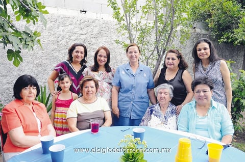 Sandra Carmona de Cuadra en compañía de las asistentes a su prenatal.