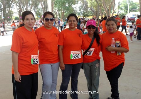 Judith, Rocío, Miriam, Sara y María, en la carrera 2k infantil - familiar "Bienestar, salud y deporte".
