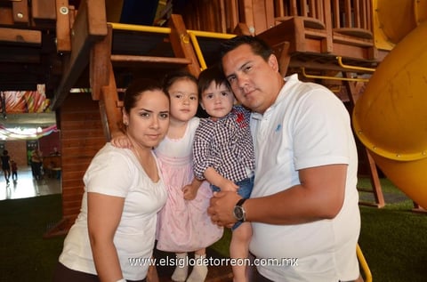 SILVIA  Torres, Kathia, Max y Jorge Raygoza.