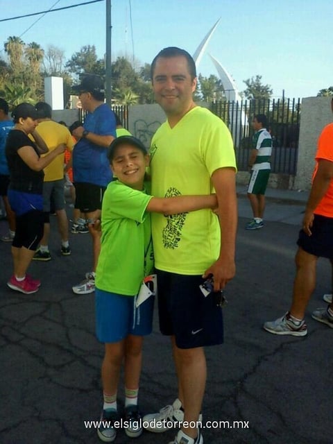 ATLETAS.  Mafer y Gerardo en una carrera 5k.