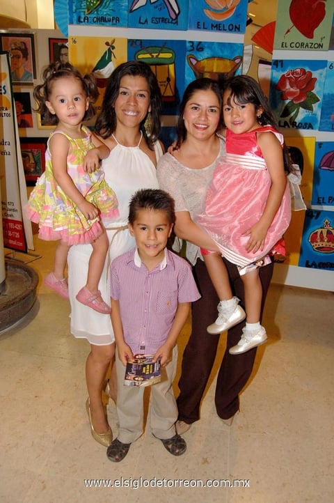 Constanza, América, Emilio, Maricarmen y Hania, en el vestíbulo del Teatro Nazas.