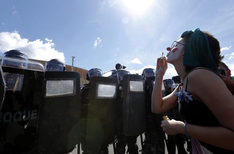 Al menos 27 personas resultaron heridas y otras ocho fueron detenidas durante las protestas registradas hoy en Brasilia en plena inauguración de la Copa Confederaciones de futbol.