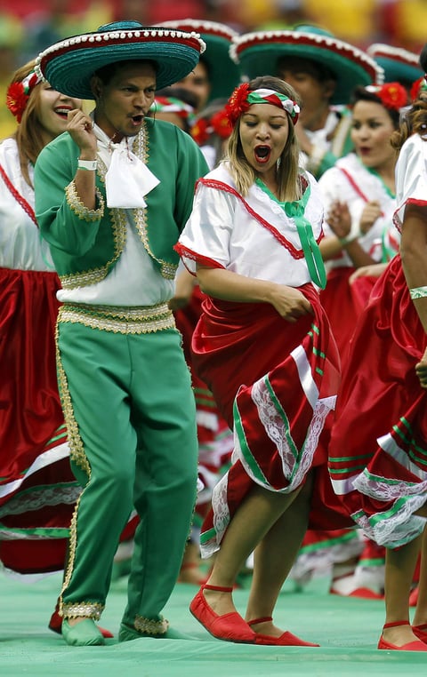 El espacio natural de los futbolistas fue ocupado por sevillanas españolas, gauchos uruguayos, charros mexicanos, geishas japonesas, polinesias tahitianas, cocineros italianos, guerreros nigerianos e indios brasileños.