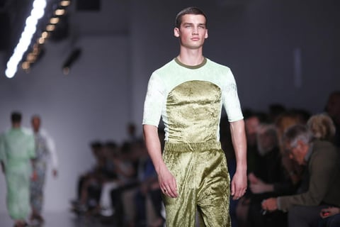 Llamativas creaciones de Astrid Andersen se pudieron apreciar en el primer día de la Semana de la Moda.