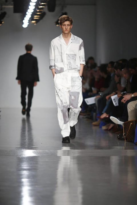 Modelo presenta una creación de la firma Lou Dalton en su desfile en Londres.