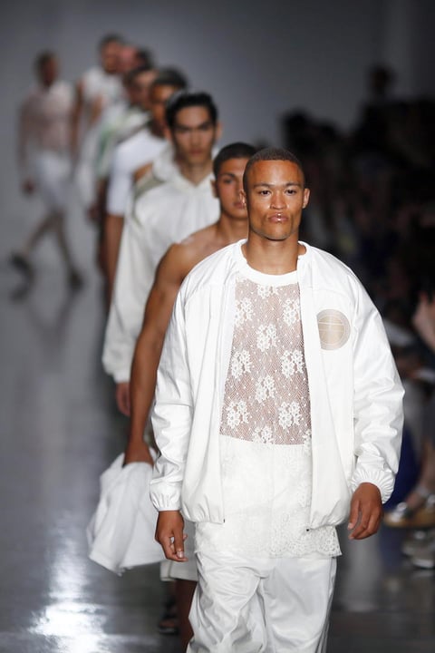 Modelos lucen creaciones de la diseñadora Astrid Andersen durante su desfile en el London Fashion Week.