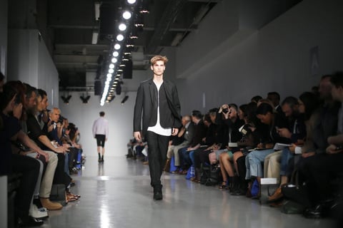 Diseñadores presentaron sus últimas creaciones de moda masculina en el arranque de la Semana de la Moda de Londres.