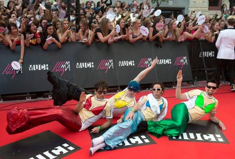 La banda Marianas posaron con humor en la alfombra roja de los famosos premios.
