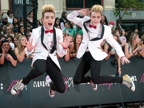 El dúo Jedward llevaron un toque divertido a la alfombra roja de los premios.