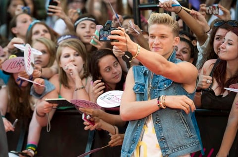 El cantante Cody Simpson atendió a sus seguidores en la alfombra roja de los MuchMusic Awards.