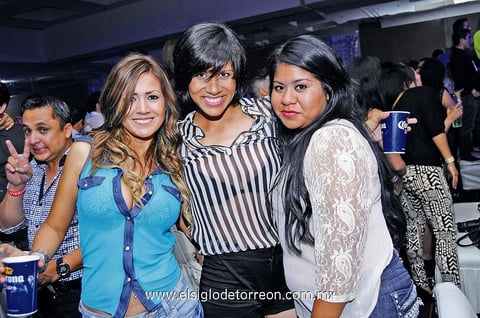 DISFRUTAN.  Olga, Ely y Paola.