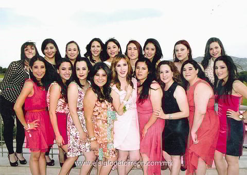 LA NOVIA  acompañada de las señoritas que asistirán como sus damas de honor en su cercano enlace.