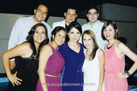 BRENDA  con un grupo de invitados a su bonito festejo, quienes compartieron su alegría y la felicitaron por tan importante acontecimiento.