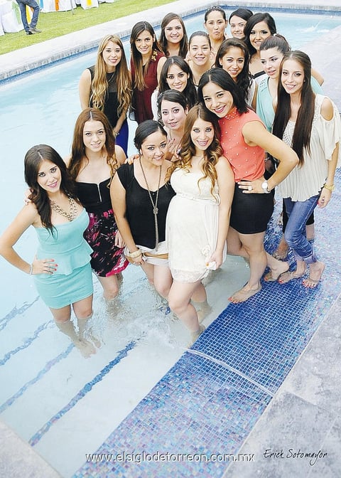 LA  FESTEJADA  acompañada de su mamá Linda Martínez, sus hermanas Fernanda y Paola, y su suegra Sra. Virginia Ramos, organizadoras de su "baby shower".