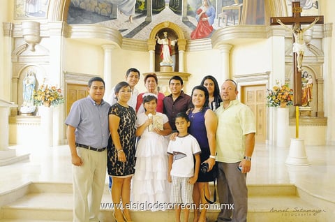Mónica Pamela celebrando en familia el día que recibió su Primera Comunión.
