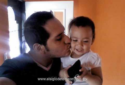 Gustavo Adolfo Aguilar festejando el Día del Padre junto a su hija Adana Fernanda.