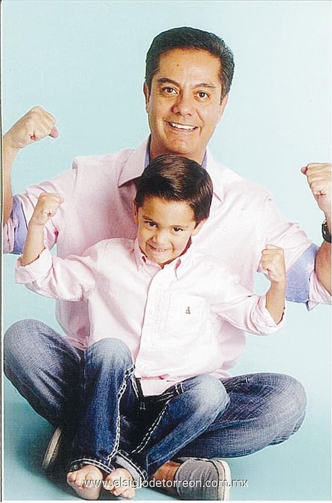 GABRIEL  Mena y su hijo Gabriel.