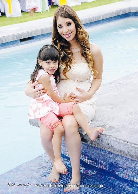 LINDA  Núñez de Acevedo con su pequeña hija Mía, quienes muy felices esperan la llegada de Andrecito. Érick Sotomayor Fotografía