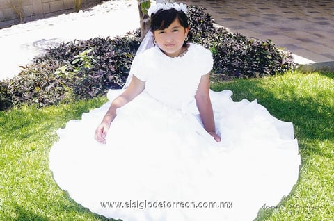 NIñA MóNICA  Pamela Palomares Gallegos, recibió por primera vez la Comunión.- Annel Sotomayor Fotografía