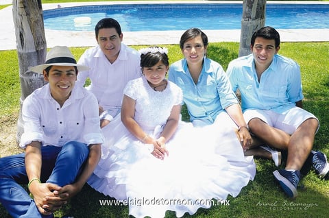 LA FESTEJADA  en compañía de sus papás: Sr. Jorge Arturo Palomares Aviña y Sra. Mónica Edith Gallegos Acosta, sus hermanos: Mario Alberto y José Arturo Palomares Gallegos.