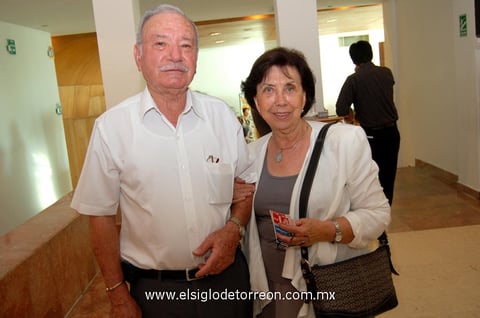 CARLOS  y Elva.