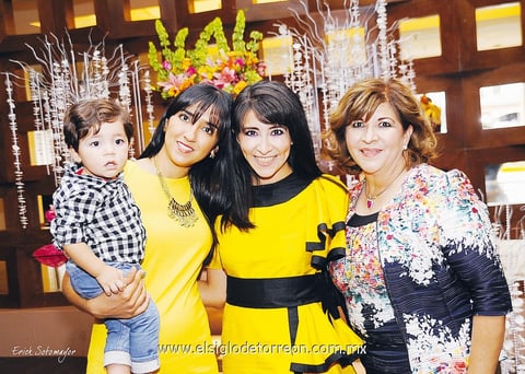 LA HERMOSA  novia celebrando con algunos familiares su fiesta prenupcial.