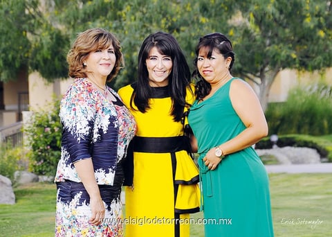 JULIA MARíA  con las organizadoras del maravilloso evento.