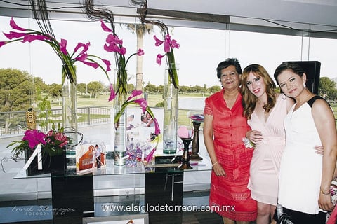 LA FESTEJADA  con las señoras Albertina Mejía de Ramírez y Astrid García de Cárdenas organizadoras del maravilloso evento.