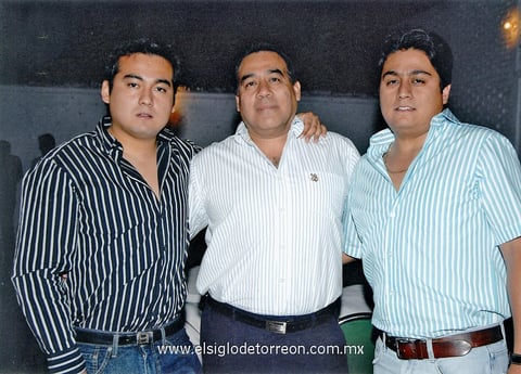 GRACIANO  Martínez Borrego con sus hijos Aldo y Alan.