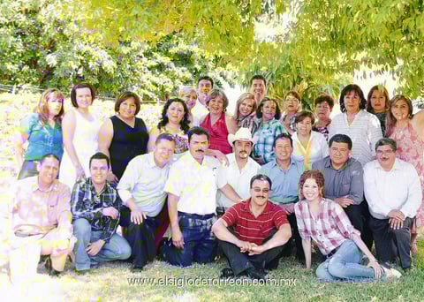 CELEBRACIóN.  Rebeca Buentello, con sus compañeros del trabajo.