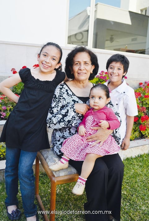 EN FAMILIA.  Armida con sus nietos Dany, Diego y Mina.