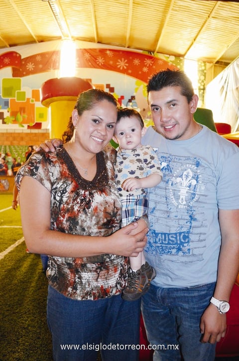 FESTEJO.  Marisol, Santiago y Juan Carlos Gutiérrez.