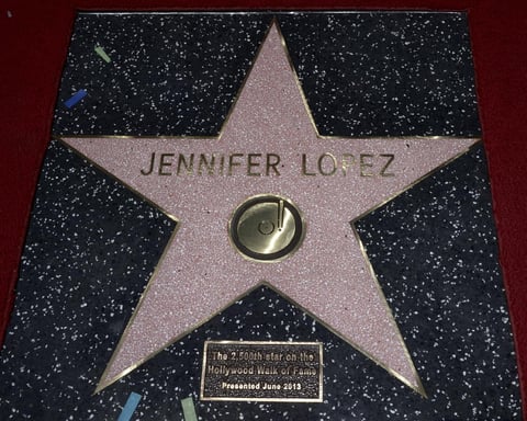 La estrella de Jennifer López está situada a la salida de la estación del bulevar Hollywood y la calle Vine, frente al hotel W Hollywood.