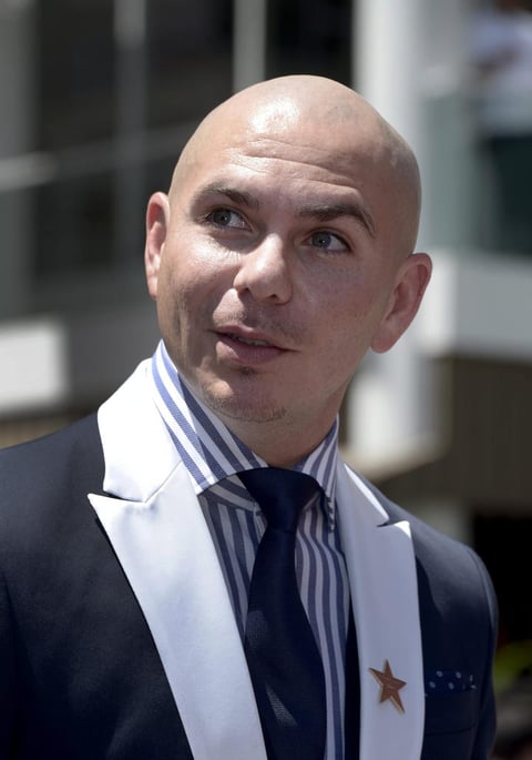 Pitbull acompañó a Jennifer López en la develación de su estrella.