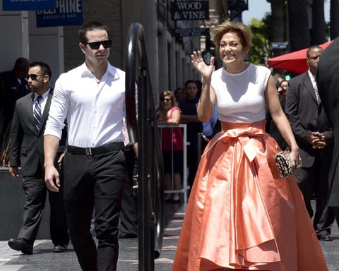Jennifer López llegó al evento acompañada de su novio, Casper Smart.