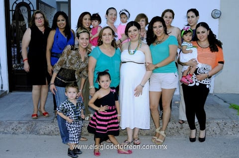 CANASTILLA.  Ivett Granados se encuentra próxima a ser mamá por lo que le fue ofrecida una agradable reunión.
