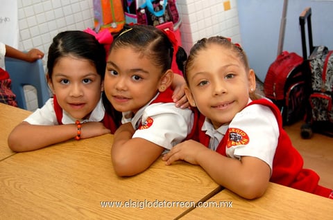 EMMA,  Ximena y Melissa.
