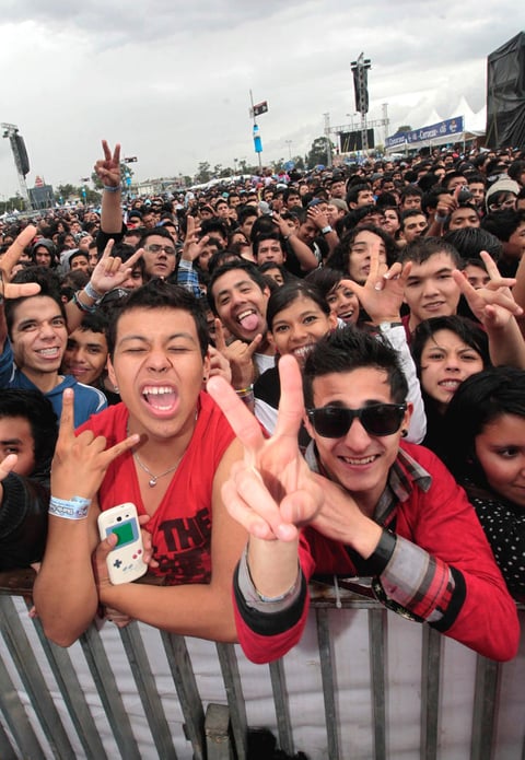 La gira del Corona Music Fest 2013, en la que se visitaron 15 ciudades y contó con grupos alternantes, culminó su edición anual con Molotov en el escenario de la explanada del Estadio Azteca, donde al final de la velada se congregaron 80 mil asistentes para disfrutar de una energética reunión con la irreverente banda.
