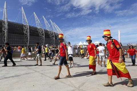 Aficionados de España acudieron al estadio Castelão, en Fortaleza para apoyar a su equipo.