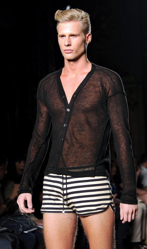 Modelo muestra una creación de la colección primavera-verano 2014 de la de la firma Rocco Barocco durante un desfile en Milán.